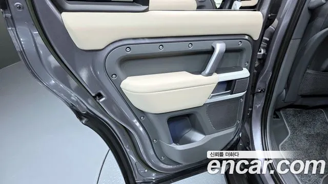 Land Rover Defender 2023 — фото 15