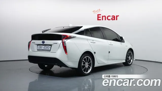 Toyota Prius 2018 — фото 2