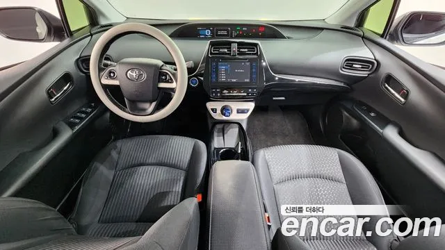 Toyota Prius 2018 — фото 10