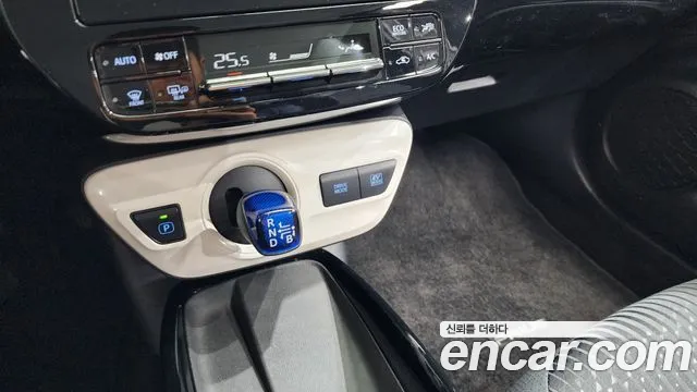 Toyota Prius 2018 — фото 12