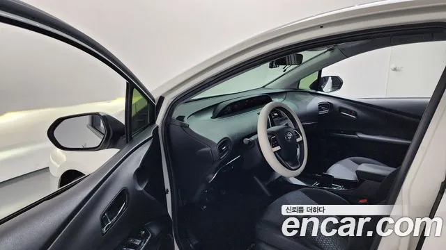 Toyota Prius 2018 — фото 13