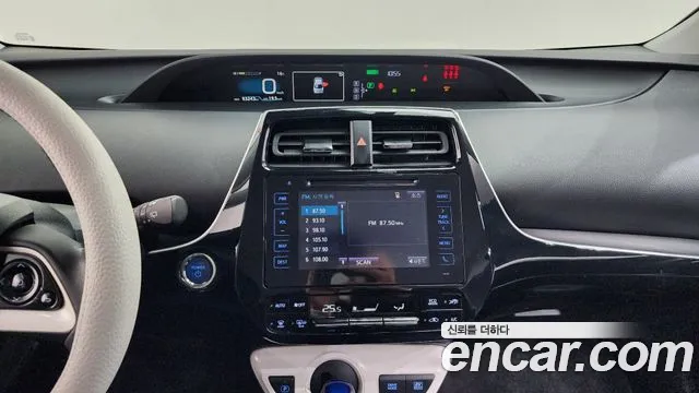Toyota Prius 2018 — фото 19