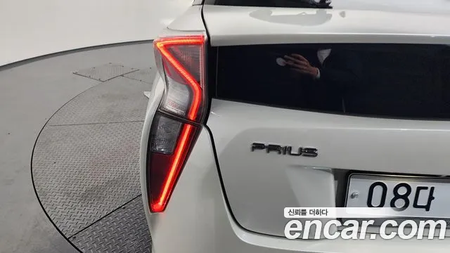 Toyota Prius 2018 — фото 9