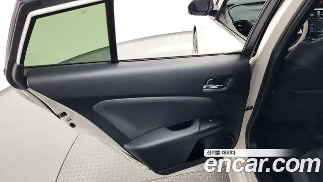 Toyota Prius 2018 — фото 15