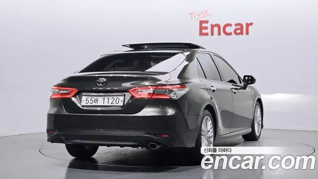 Toyota Camry 2018 — фото 2