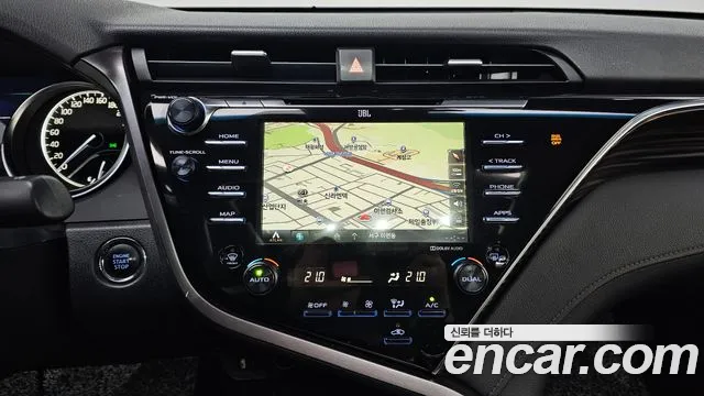 Toyota Camry 2018 — фото 18