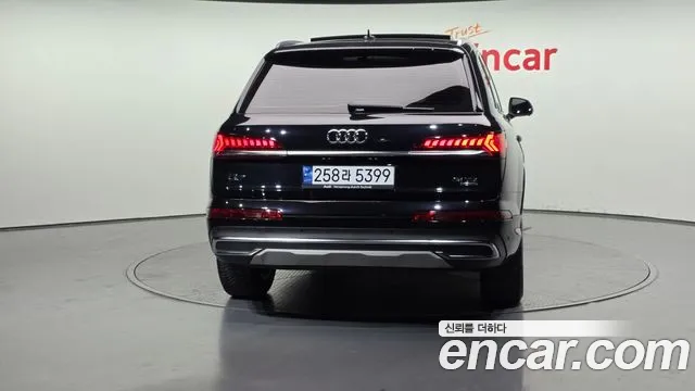 Audi Q7 2021 — фото 4