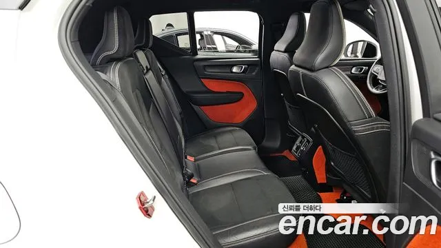 Volvo XC40 2021 — фото 18