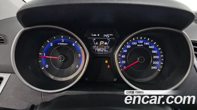 Hyundai AVANTE 2014 — фото 11