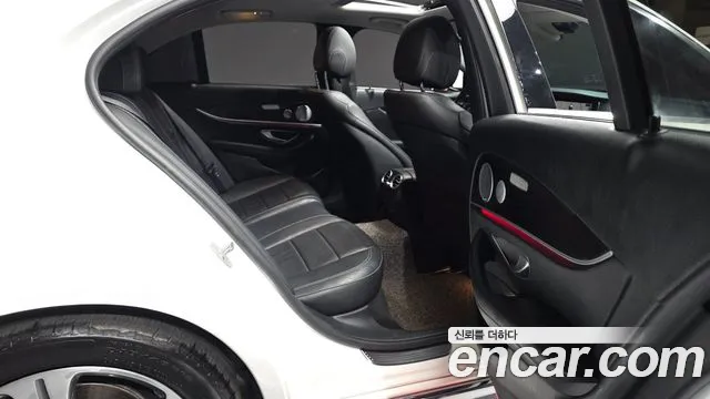 Mercedes-Benz E-Class 2018 — фото 18