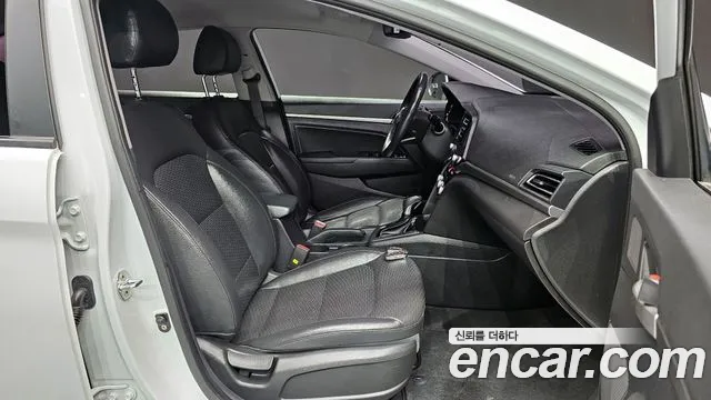 Hyundai AVANTE 2019 — фото 16