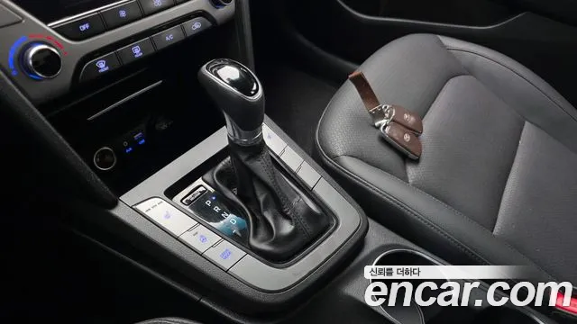 Hyundai AVANTE 2016 — фото 12