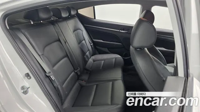 Hyundai AVANTE 2016 — фото 16