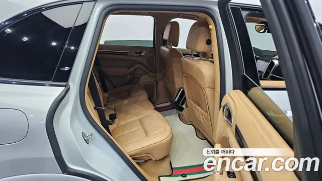 Porsche Cayenne 2017 — фото 18