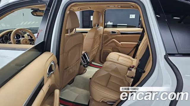 Porsche Cayenne 2017 — фото 16