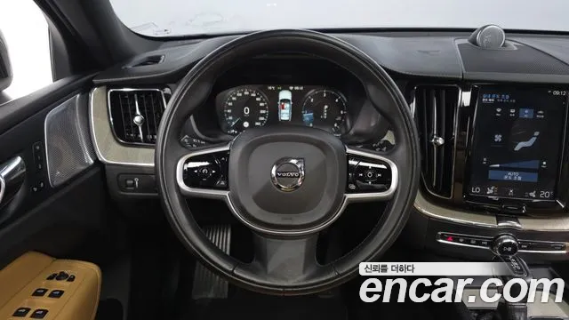 Volvo XC60 2019 — фото 19