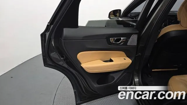 Volvo XC60 2019 — фото 15