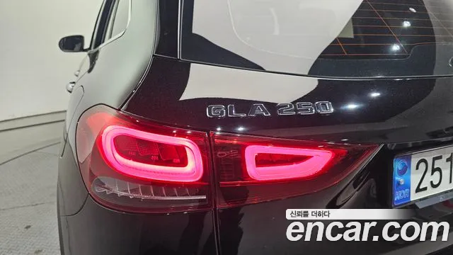Mercedes-Benz GLA-Class 2023 — фото 9