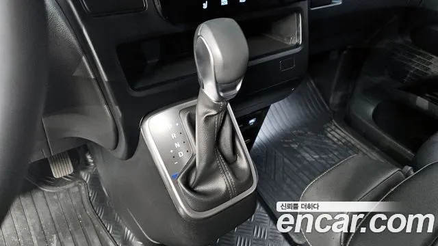 Hyundai Staria 2025 — фото 9