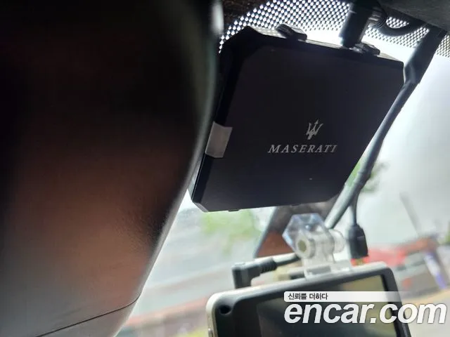 Maserati Levante 2017 — фото 19