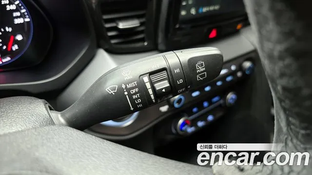 Hyundai Veloster 2019 — фото 17