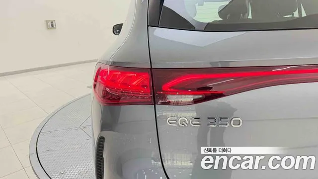 Mercedes-Benz EQE 2025 — фото 11