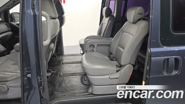 Hyundai Starex 2019 — фото 16