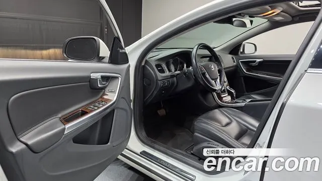 Volvo S60 2017 — фото 10