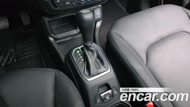 Jeep Renegade 2023 — фото 11