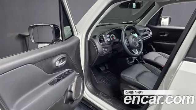 Jeep Renegade 2023 — фото 12