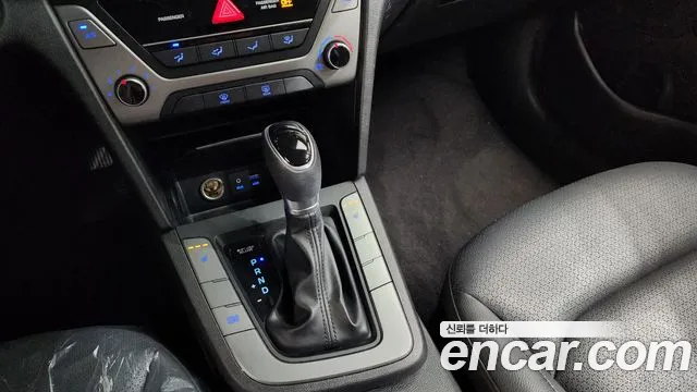 Hyundai AVANTE 2018 — фото 11