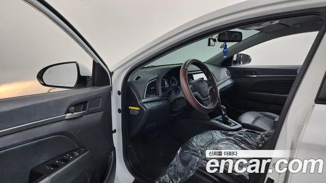 Hyundai AVANTE 2018 — фото 12