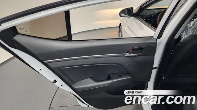 Hyundai AVANTE 2018 — фото 14