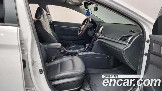 Hyundai AVANTE 2018 — фото 15