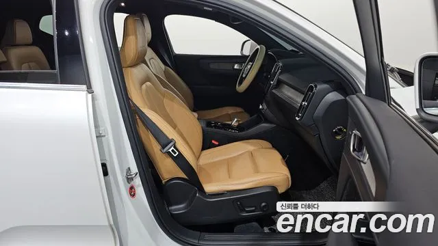 Volvo XC40 2020 — фото 17