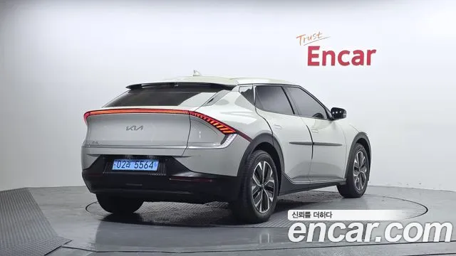 Kia EV6 2023 — фото 2