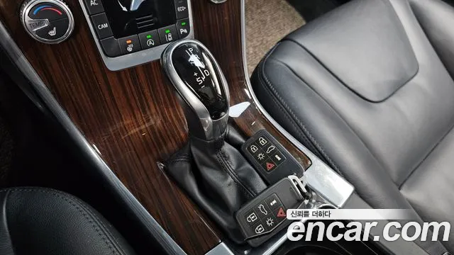 Volvo XC60 2017 — фото 11