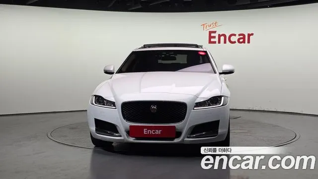 Jaguar XF 2018 — фото 3