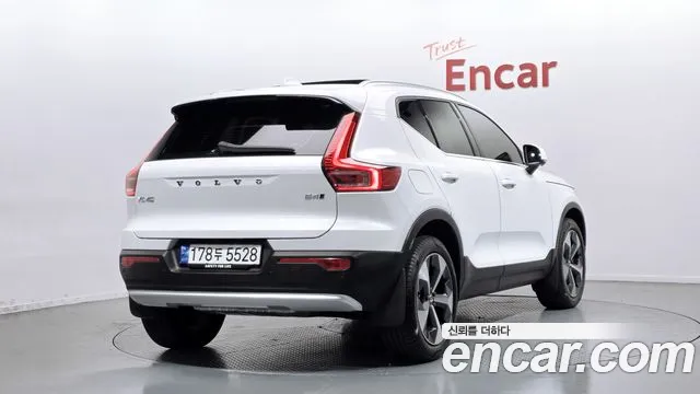 Volvo XC40 2023 — фото 2