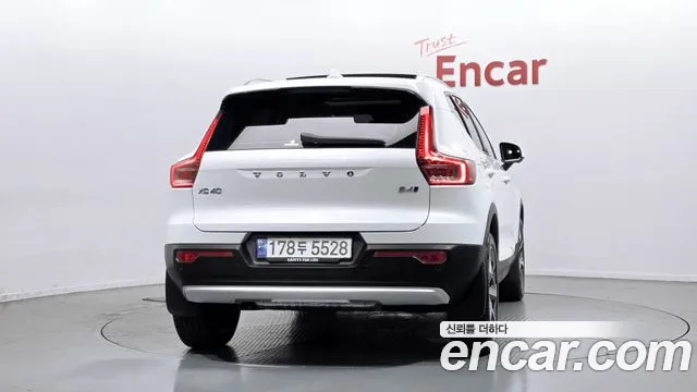 Volvo XC40 2023 — фото 4