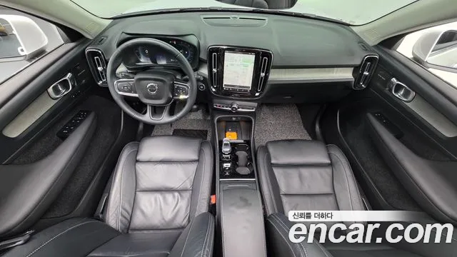Volvo XC40 2023 — фото 10