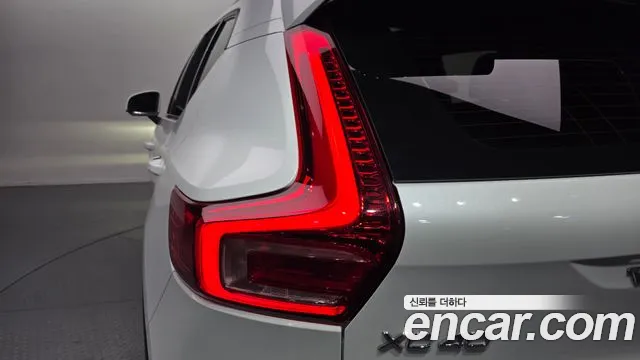 Volvo XC40 2023 — фото 9