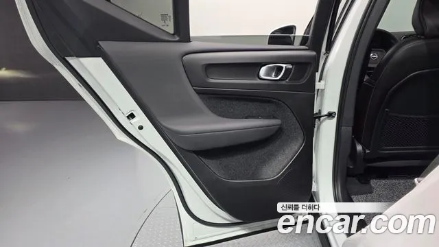 Volvo XC40 2023 — фото 15