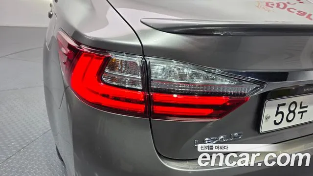 Lexus ES 2018 — фото 9