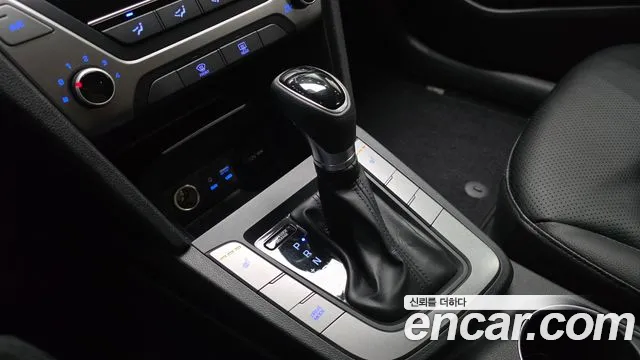 Hyundai AVANTE 2018 — фото 12