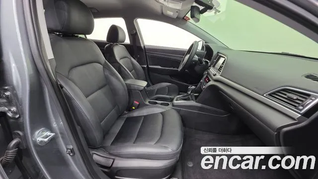 Hyundai AVANTE 2018 — фото 16