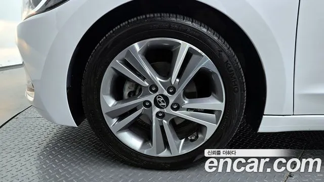 Hyundai AVANTE 2018 — фото 5