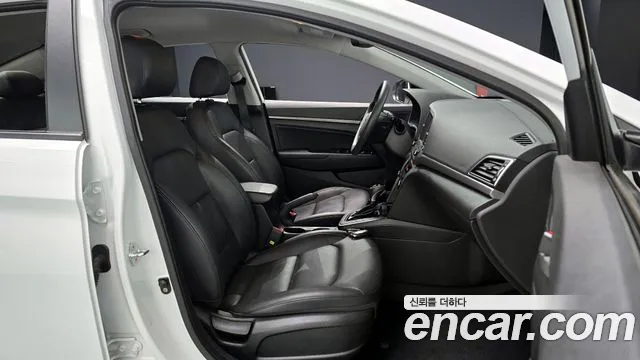 Hyundai AVANTE 2018 — фото 11