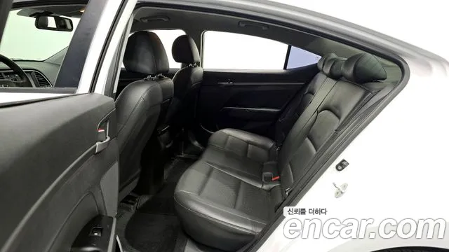 Hyundai AVANTE 2018 — фото 12
