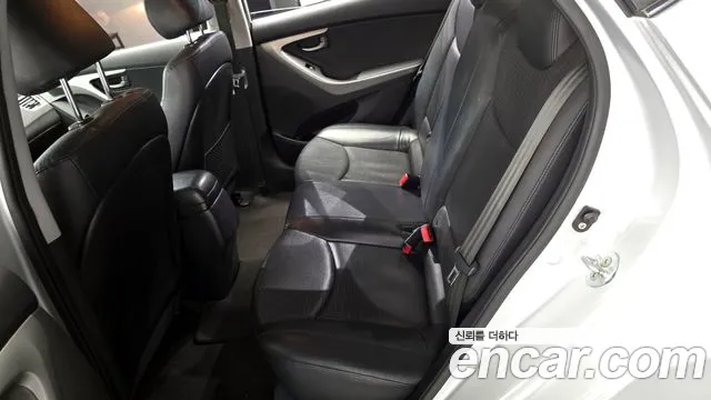 Hyundai AVANTE 2016 — фото 12